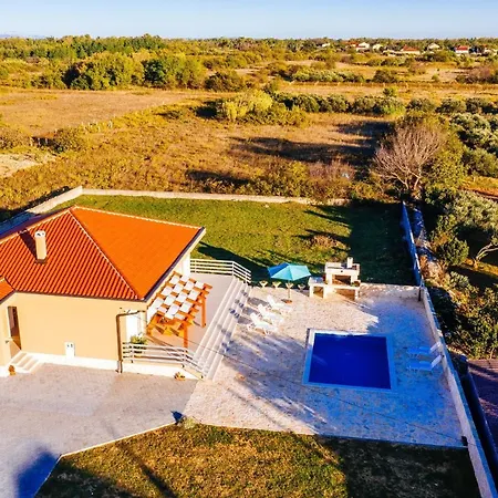 בית נופש Poolincluded - Villa Privlaka