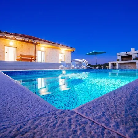 Poolincluded - Villa Privlaka בית נופש