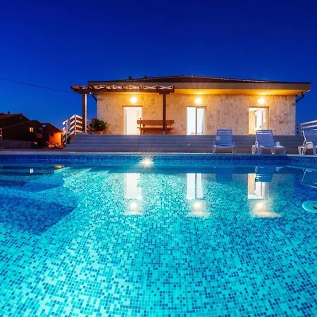 בית נופש Poolincluded - Villa Privlaka *