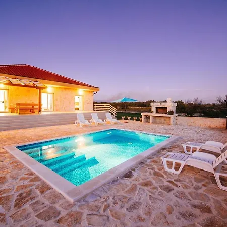 Poolincluded - Villa Privlaka Dom wakacyjny *