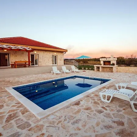 Poolincluded - Villa Privlaka בית נופש