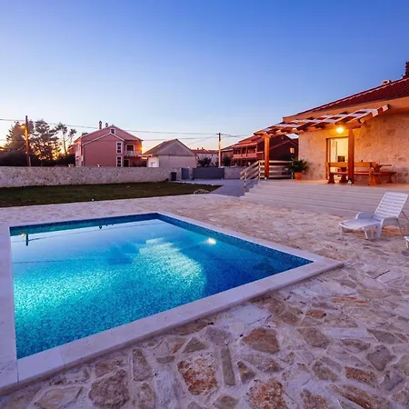 Dom wakacyjny Poolincluded - Villa Privlaka