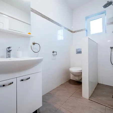 Poolincluded - Villa Privlaka בית נופש