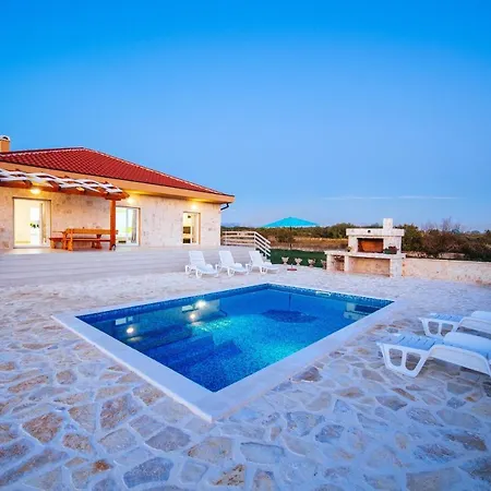 Poolincluded - Villa Privlaka Dom wakacyjny *